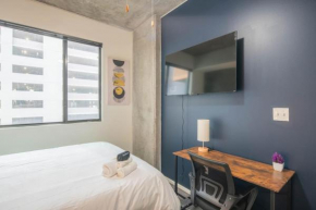 Charming 2BD - Central Downtown - Gym, Pool, Parking
